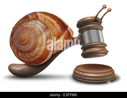 Loi de justice lente concept comme un marteau ou un maillet en forme de coquille d'escargot léthargique de heurter un bloc de sondage comme un symbole de problèmes Banque D'Images