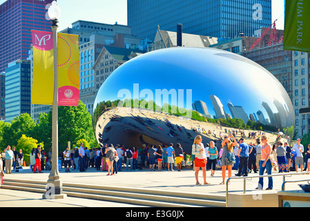 Cloud Gate, la fève dans le Millennium Park, Chicago, Illinois Banque D'Images