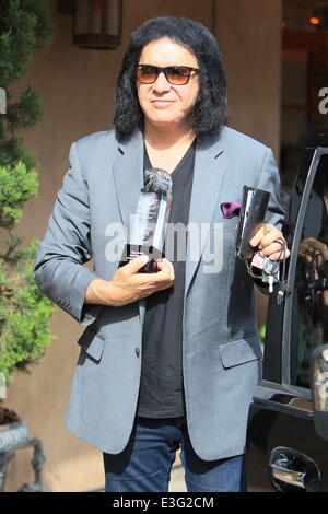 Gene Simmons vu quitter Panini Cafe à Los Angeles. Il se rend à sa voiture pour montrer les photographes un prix qu'il a été récemment donné, le prix Charles Durning. Gene puis pose pour une photo avec un jeune fan et donne le ventilateur ses lunettes pour la photo. Banque D'Images