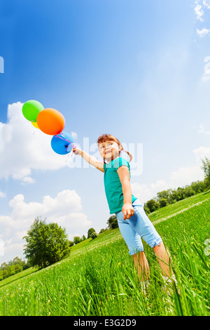 Petit smiling girl with colorful balloons Banque D'Images