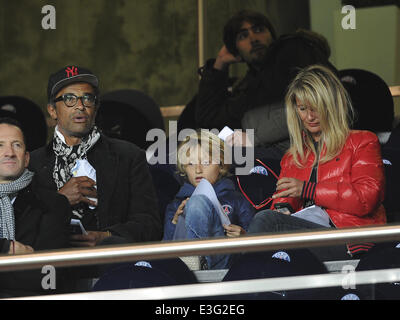 Des stars regarder Paris Saint German prendre sur S.R.C. Anderlecht dans la Ligue des Champions Groupe C match au Parc des Princes avec : Yannick Noah,Isabelle Camus Où : Paris, France Date : 05 Nov 2013 Banque D'Images