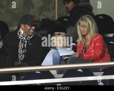 Des stars regarder Paris Saint German prendre sur S.R.C. Anderlecht dans la Ligue des Champions Groupe C match au Parc des Princes avec : Yannick Noah,Isabelle Camus Où : Paris, France Date : 05 Nov 2013 Banque D'Images