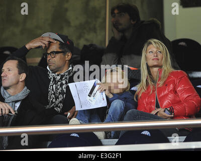 Des stars regarder Paris Saint German prendre sur S.R.C. Anderlecht dans la Ligue des Champions Groupe C match au Parc des Princes avec : Yannick Noah,Isabelle Camus Où : Paris, France Date : 05 Nov 2013 Banque D'Images