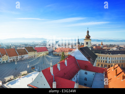 Lignes de toits rouges près de la Piata Mare à Sibiu Banque D'Images