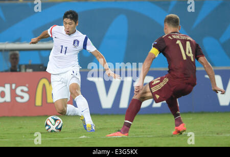 Cuiaba, Brésil. 17 Juin, 2014. Lee Keun-Ho (KOR), Vasili Berezutski (RUS) Football/soccer Coupe du Monde : Brésil 2014 Groupe H match entre la Russie 1-1 la Corée du Sud dans la région de Arena Pantanal Cuiaba, Brésil . © CHANSON Seak-In/AFLO/Alamy Live News Banque D'Images