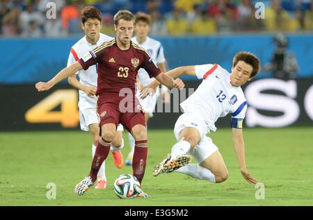 Cuiaba, Brésil. 17 Juin, 2014. (L-R) Lee Chung-Yong (KOR), Dmitri Kombarov (RUS), Koo Ja-Cheol (KOR) Football/soccer Coupe du Monde : Brésil 2014 Groupe H match entre la Russie 1-1 la Corée du Sud dans la région de Arena Pantanal Cuiaba, Brésil . © CHANSON Seak-In/AFLO/Alamy Live News Banque D'Images