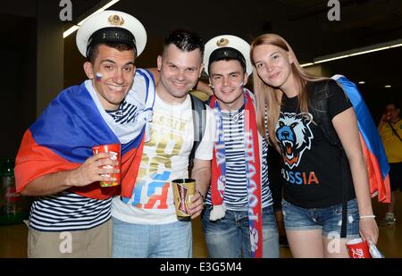 Cuiaba, Brésil. 17 Juin, 2014. Fans de la Russie (RUS) Football/soccer Coupe du Monde : Brésil 2014 Groupe H match entre la Russie 1-1 la Corée du Sud dans la région de Arena Pantanal Cuiaba, Brésil . © CHANSON Seak-In/AFLO/Alamy Live News Banque D'Images