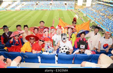 Cuiaba, Brésil. 17 Juin, 2014. Des fans de la Corée du Sud (KOR) Football/soccer Coupe du Monde : Brésil 2014 Groupe H match entre la Russie 1-1 la Corée du Sud dans la région de Arena Pantanal Cuiaba, Brésil . © CHANSON Seak-In/AFLO/Alamy Live News Banque D'Images