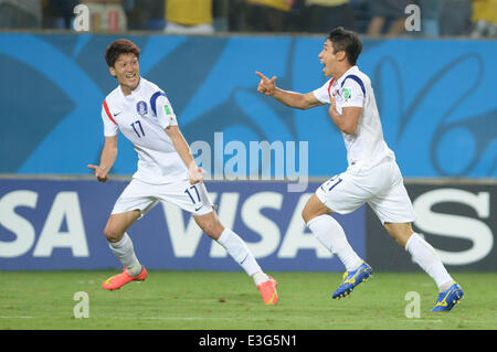 Cuiaba, Brésil. 17 Juin, 2014. (L-R), Lee Keun-Ho Lee Chung-Yong (KOR) Football/soccer : Lee Keun-Ho de Corée du Sud célèbre avec son coéquipier Lee Chung-Yong après avoir marqué le premier but lors de la Coupe du Monde de la FIFA, Brésil 2014 Groupe H match entre la Russie 1-1 la Corée du Sud dans la région de Arena Pantanal Cuiaba, Brésil . © CHANSON Seak-In/AFLO/Alamy Live News Banque D'Images