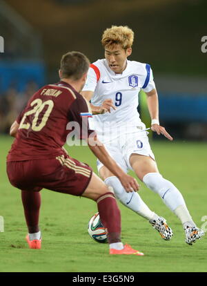 Cuiaba, Brésil. 17 Juin, 2014. (R-L) Son Heung-Min (KOR), Viktor Fayzulin (RUS) Football/soccer Coupe du Monde : Brésil 2014 Groupe H match entre la Russie 1-1 la Corée du Sud dans la région de Arena Pantanal Cuiaba, Brésil . © CHANSON Seak-In/AFLO/Alamy Live News Banque D'Images