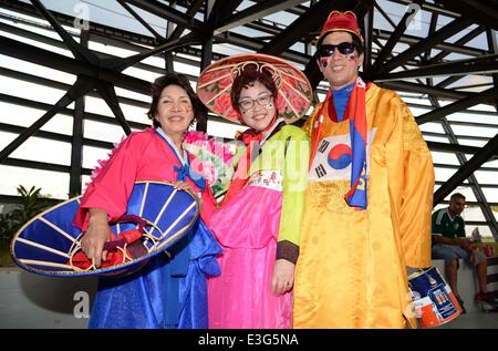 Cuiaba, Brésil. 17 Juin, 2014. Des fans de la Corée du Sud (KOR) Football/soccer : Corée du Sud fans porter le costume traditionnel avant la Coupe du Monde Brésil 2014 Groupe H match entre la Russie 1-1 la Corée du Sud dans la région de Arena Pantanal Cuiaba, Brésil . © CHANSON Seak-In/AFLO/Alamy Live News Banque D'Images