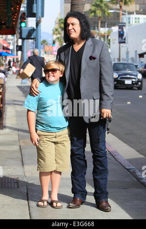 Gene Simmons vu quitter Panini Cafe à Los Angeles. Il se rend à sa voiture pour montrer les photographes un prix qu'il a été récemment donné, le prix Charles Durning. Gene puis pose pour une photo avec un jeune fan et donne le ventilateur ses lunettes pour la photo. Banque D'Images