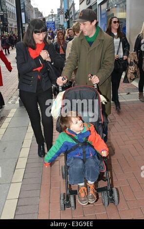 Tom Vaughan Lawlor dehors et environ avec son fils, Freddie sur Grafton Street avec : Tom Vaughan Lawlor,Freddie Lawlor Où : Dublin, Irlande Date : 08 Nov 2013 Banque D'Images