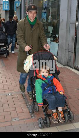 Tom Vaughan Lawlor dehors et environ avec son fils, Freddie sur Grafton Street avec : Tom Vaughan Lawlor,Freddie Lawlor Où : Dublin, Irlande Date : 08 Nov 2013 Banque D'Images