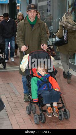 Tom Vaughan Lawlor dehors et environ avec son fils, Freddie sur Grafton Street avec : Tom Vaughan Lawlor,Freddie Lawlor Où : Dublin, Irlande Date : 08 Nov 2013 Banque D'Images