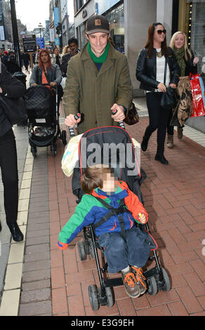 Tom Vaughan Lawlor dehors et environ avec son fils, Freddie sur Grafton Street avec : Tom Vaughan Lawlor,Freddie Lawlor Où : Dublin, Irlande Date : 08 Nov 2013 Banque D'Images