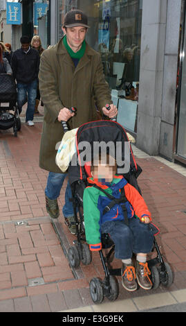 Tom Vaughan Lawlor dehors et environ avec son fils, Freddie sur Grafton Street avec : Tom Vaughan Lawlor,Freddie Lawlor Où : Dublin, Irlande Date : 08 Nov 2013 Banque D'Images