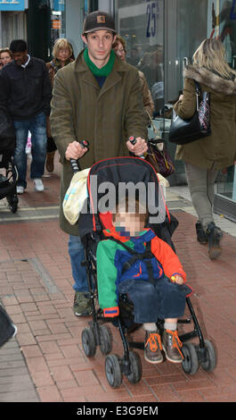 Tom Vaughan Lawlor dehors et environ avec son fils, Freddie sur Grafton Street avec : Tom Vaughan Lawlor,Freddie Lawlor Où : Dublin, Irlande Date : 08 Nov 2013 Banque D'Images