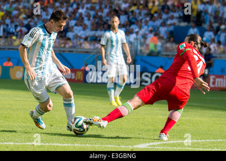 Belo Horizonte, Brésil. 21 Juin, 2014. Lionel Messi (ARG), Andranik Timotian (IRI) Football/soccer Coupe du Monde : Brésil 2014 Groupe F match entre l'Argentine 1-0 l'Iran au stade Mineirao de Belo Horizonte, Brésil . © Maurizio Borsari/AFLO/Alamy Live News Banque D'Images