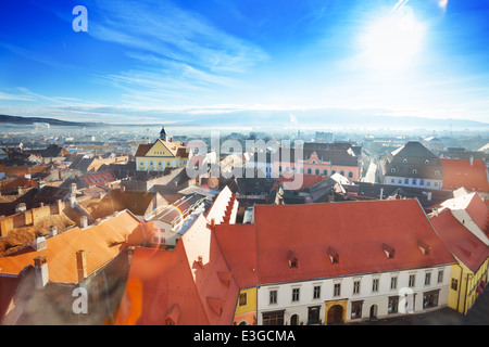 Toits rouges et brillant soleil à Sibiu, Roumanie Banque D'Images