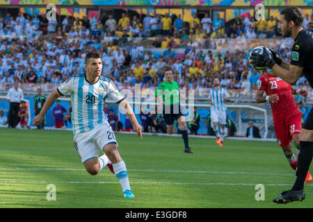 Sergio Aguero (ARG), Alireza Haghighi(IRI), 21 juin 2014 Football / Soccer - COUPE DU MONDE : Brésil 2014 Groupe F match entre l'Argentine 1-0 l'Iran au stade Mineirao de Belo Horizonte, Brésil. (Photo de Maurizio Borsari/AFLO) Banque D'Images