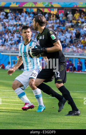 Sergio Aguero (ARG), Alireza Haghighi(IRI), 21 juin 2014 Football / Soccer - COUPE DU MONDE : Brésil 2014 Groupe F match entre l'Argentine 1-0 l'Iran au stade Mineirao de Belo Horizonte, Brésil. (Photo de Maurizio Borsari/AFLO) Banque D'Images