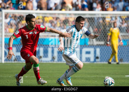 Ehsan Hajsafi (IRI), Lionel Messi (ARG), le 21 juin 2014 Football / Soccer - COUPE DU MONDE : Brésil 2014 Groupe F match entre l'Argentine 1-0 l'Iran au stade Mineirao de Belo Horizonte, Brésil. (Photo de Maurizio Borsari/AFLO) Banque D'Images