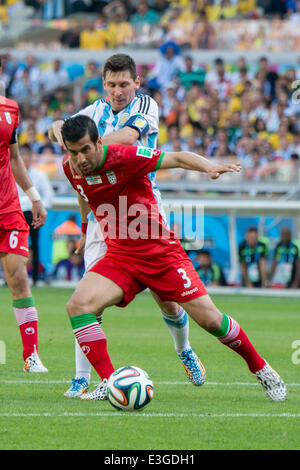 Ehsan Hajsafi (IRI), Lionel Messi (ARG), le 21 juin 2014 Football / Soccer - COUPE DU MONDE : Brésil 2014 Groupe F match entre l'Argentine 1-0 l'Iran au stade Mineirao de Belo Horizonte, Brésil. (Photo de Maurizio Borsari/AFLO) Banque D'Images