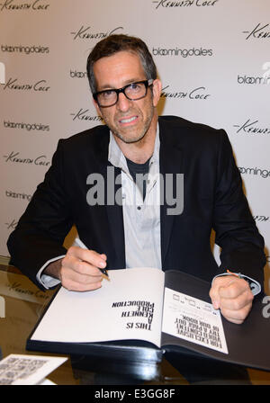 Kenneth Cole signe des exemplaires de son nouveau livre intitulé "C'est un production Kenneth Cole' à Bloomingdales avec : Kenneth Cole Où : Aventura, Florida, United States Quand : 09 Nov 2013 Banque D'Images