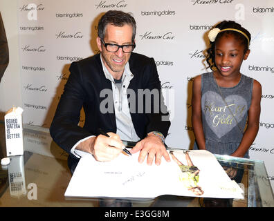 Kenneth Cole signe des exemplaires de son nouveau livre intitulé "C'est un production Kenneth Cole' à Bloomingdales avec : Kenneth Cole Où : Aventura, Florida, United States Quand : 09 Nov 2013 Banque D'Images