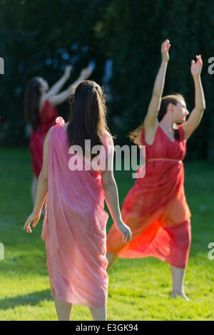 Old Westbury, New York, États-Unis - 21 juin 2014 - Lori Belilove & La Compagnie de danse Isadora Duncan danse en tuniques grecques dans les jardins pendant la nuit au milieu de l'événement au Long Island Gold Coast estate de Old Westbury Gardens le premier jour de l'été, le solstice d'été. Banque D'Images