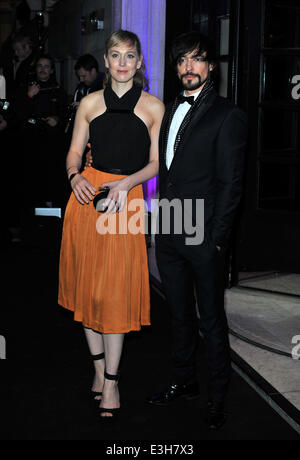 London Evening Standard Theatre Awards tenue à la Savoie - Arrivées. En vedette : Hattie Morahan,Blake Levasseur Où : London, Royaume-Uni Quand : 17 Nov 2013 Banque D'Images