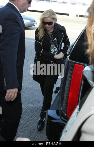 Madonna à LAX pour un vol au départ de : Madonna Où : Los Angeles, California, United States Quand : 18 Nov 2013 Banque D'Images