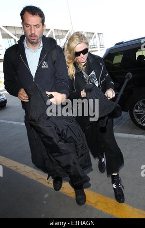 Madonna à LAX pour un vol au départ de : Madonna Où : Los Angeles, California, United States Quand : 18 Nov 2013 Banque D'Images