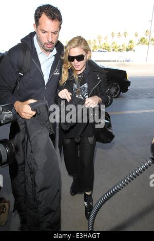 Madonna à LAX pour un vol au départ de : Madonna Où : Los Angeles, California, United States Quand : 18 Nov 2013 Banque D'Images