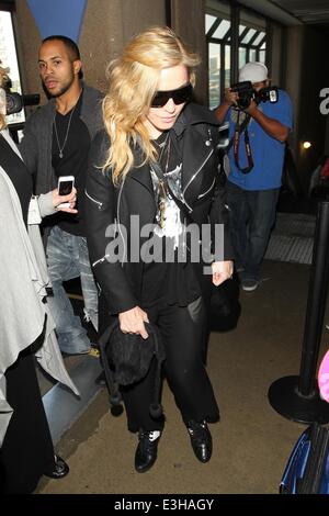 Madonna à LAX pour un vol au départ de : Madonna Où : Los Angeles, California, United States Quand : 18 Nov 2013 Banque D'Images