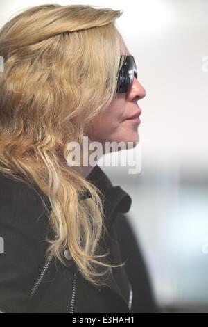 Madonna à LAX pour un vol au départ de : Madonna Où : Los Angeles, California, United States Quand : 18 Nov 2013 Banque D'Images