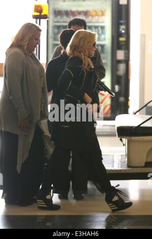 Madonna à LAX pour un vol au départ de : Madonna Où : Los Angeles, California, United States Quand : 18 Nov 2013 Banque D'Images