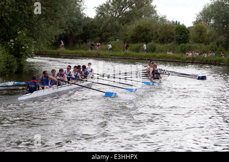 Cambridge peut bosses, une St Edmund's College men's huit ayant rencontré un Christ's College de bateau. Banque D'Images