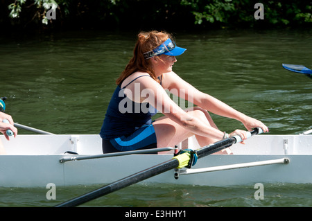 Cambridge peut bosses, Lucy Cavendish College mesdames huit rower. Banque D'Images