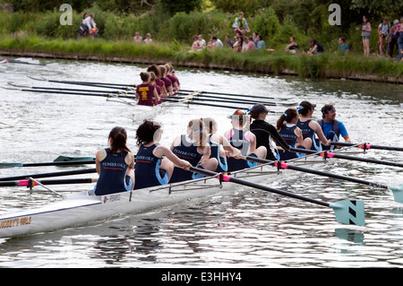 Cambridge peut bosses, Pembroke College mesdames huit à l'aviron le départ d'une course. Banque D'Images