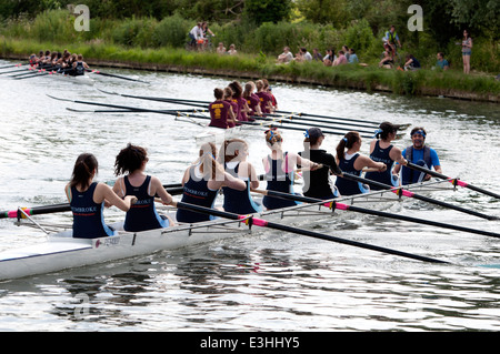 Cambridge peut bosses, Pembroke College mesdames huit à l'aviron le départ d'une course. Banque D'Images