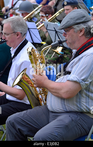 WW2 de reconstitution historique en costume de jouer dans une fanfare lors d'un événement dans le Hampshire, en Angleterre. Les instruments modernes et système de son. Banque D'Images