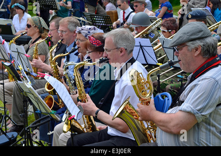 WW2 de reconstitution historique en costume de jouer dans une fanfare lors d'un événement dans le Hampshire, en Angleterre. Les instruments modernes et système de son. Banque D'Images