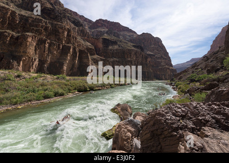 L'exécution de Lava Falls sur la rivière Colorado dans un doris, Grand Canyon, Arizona. Banque D'Images