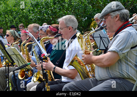 WW2 de reconstitution historique en costume de jouer dans une fanfare lors d'un événement dans le Hampshire, en Angleterre. Les instruments modernes et système de son. Banque D'Images