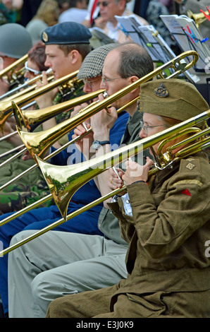 WW2 de reconstitution historique en costume de jouer dans une fanfare lors d'un événement dans le Hampshire, en Angleterre. Les instruments modernes et système de son. Banque D'Images