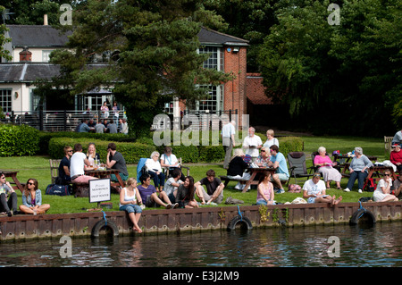 Cambridge peut les bosses, les gens par la charrue pub à côté de la rivière Cam à regarder l'aviron. Banque D'Images