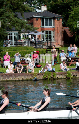 Cambridge peut les bosses, les gens par la charrue pub à côté de la rivière Cam à regarder l'aviron. Banque D'Images