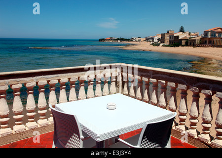 Le balcon de la chambre à Punta Secca où la télévision l'inspecteur Montalbano petits déjeuners dans la série TV Italienne Banque D'Images